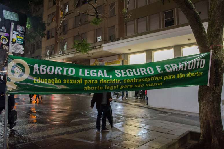 Protesto de mulheres em Porto Alegre (RS) contra a PEC 181/2011 que pretende proibir aborto