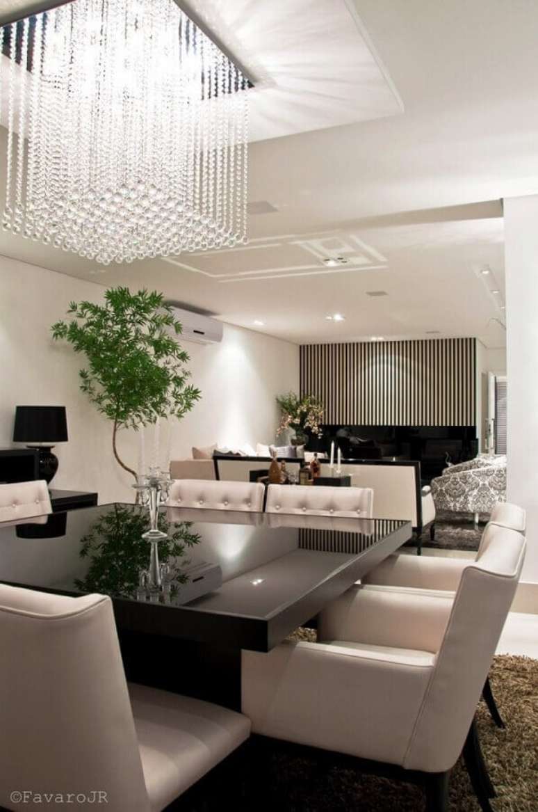 12. O lustre de cristal pode ser usado para decorar diversos estilos de ambientes &ndash; Foto: Favaro JR