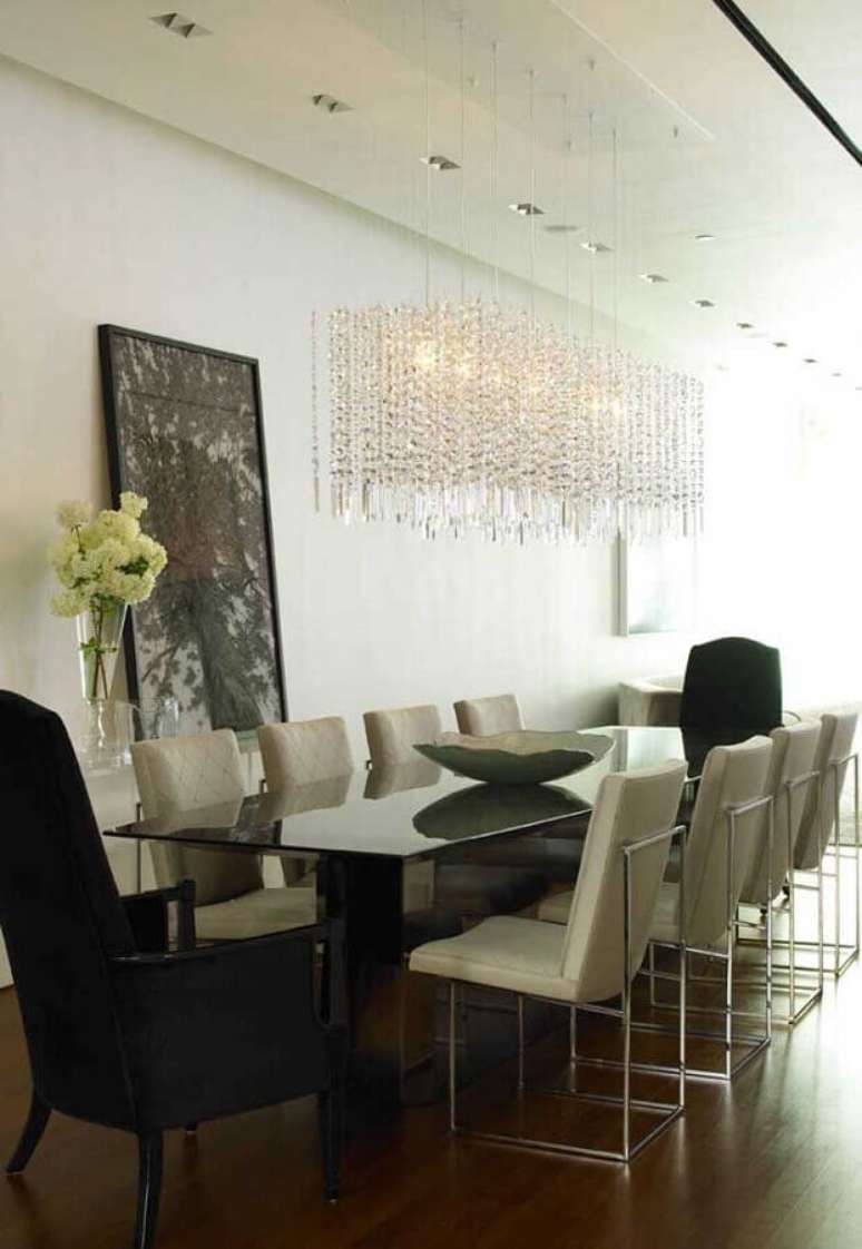 15. Alguns modelos de lustres de cristal para sala de jantar s&atilde;o bem modernos &ndash; Foto: Homedit