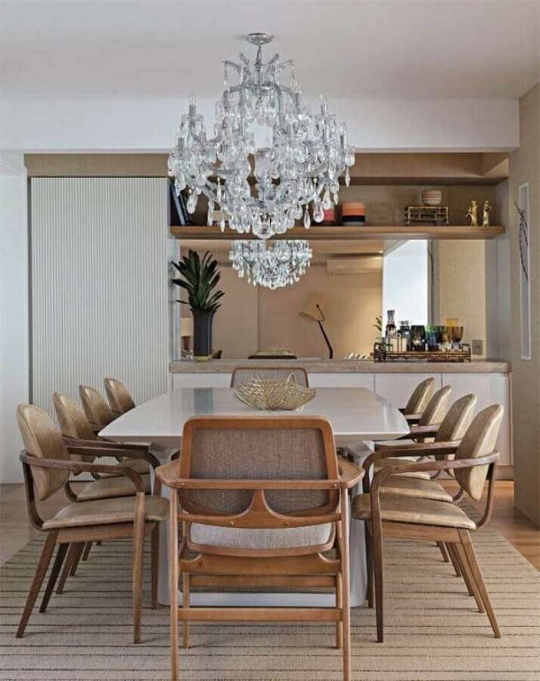 18. Decoração para sala de jantar com cadeiras modernas de madeira e lustre pendente cristal estilo candelabro – Foto: Aaron Guides