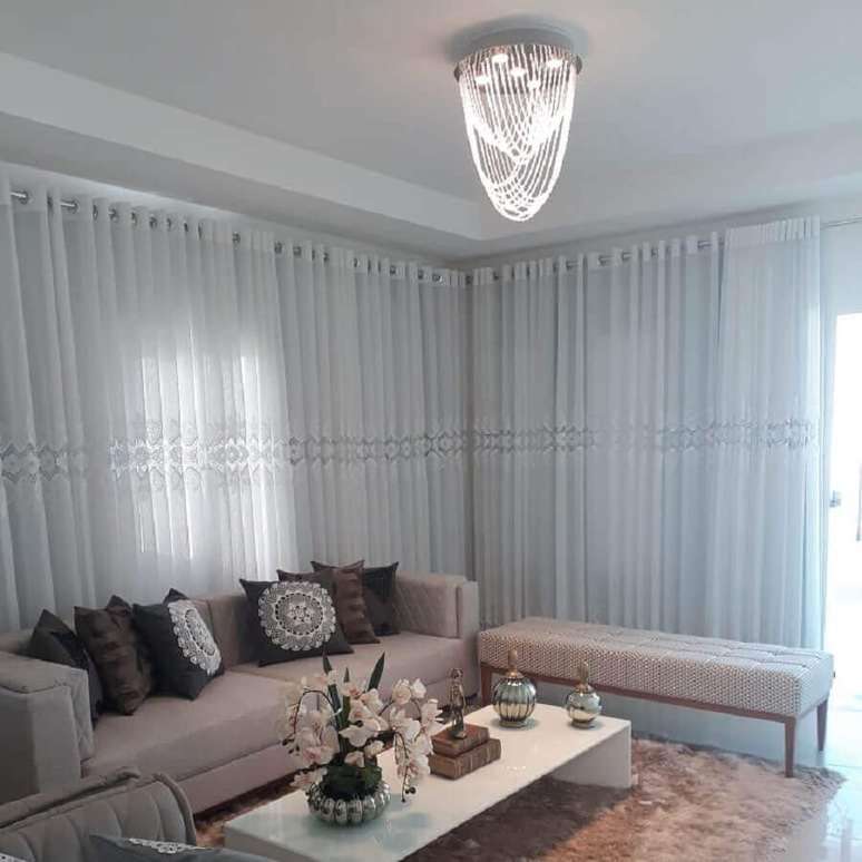 17. Decora&ccedil;&atilde;o simples com lustre de cristal para sala de estar &ndash; Foto: Arqui Decor PB