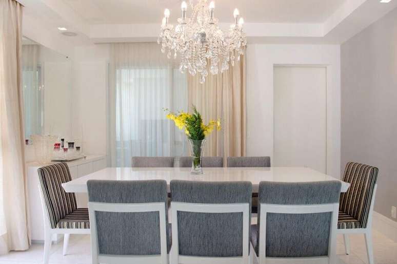 21. &Eacute; importante que os lustres de cristal para sala de jantar fique em uma altura mais baixa, mas que n&atilde;o atrapalhe a movimenta&ccedil;&atilde;o &ndash; Foto: Mariane Battaglia