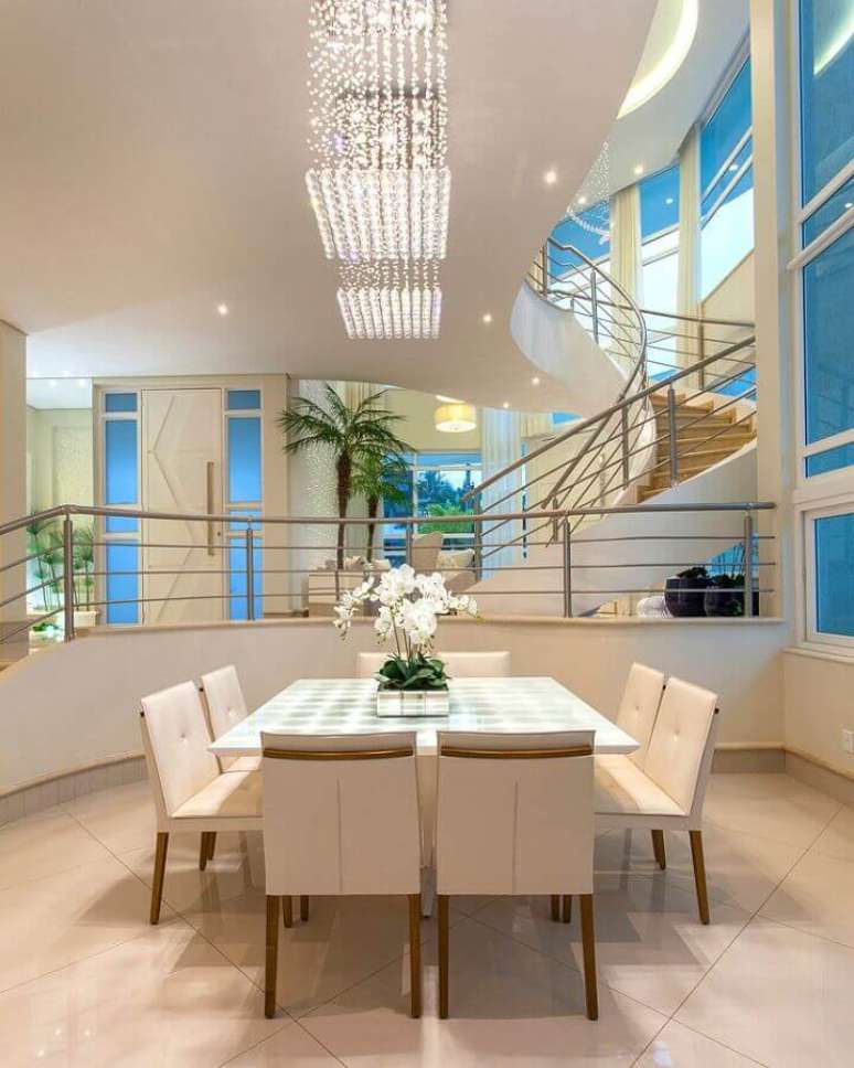 28. Sala de jantar ampla decorada em tons neutros com elegante lustre de cristal &ndash; Foto: Arquiteto Aquiles N&iacute;colas