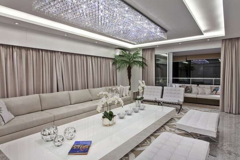 36. Os lustres de cristal retangulares e quadrados s&atilde;o mais utilizados em ambientes com decora&ccedil;&atilde;o moderna &ndash; Foto: Iara Kilaris