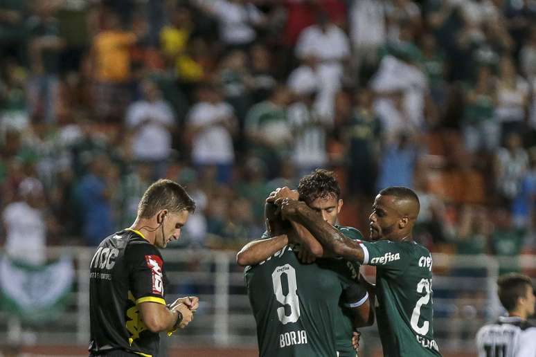 Dudu comemora gol pelo Palmeiras contra o Bragantino
