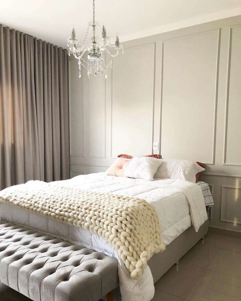 37. Lustre de cristal estilo candelabro para quarto de casal decorado com boiserie &ndash; Foto: Casa Ap&ecirc;