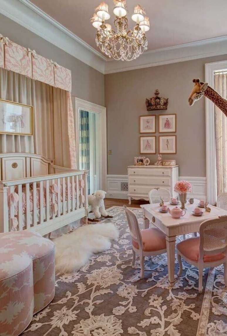 10. O lustre de cristal também pode ser usado para compor a decoração de quarto de bebê – Foto: Idées de décoration