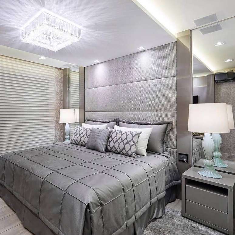 43. Lustre de cristal para quarto decorado em tons de cinza com parede espelhada &ndash; Foto: Mariana Baptista e Marilda Baptista