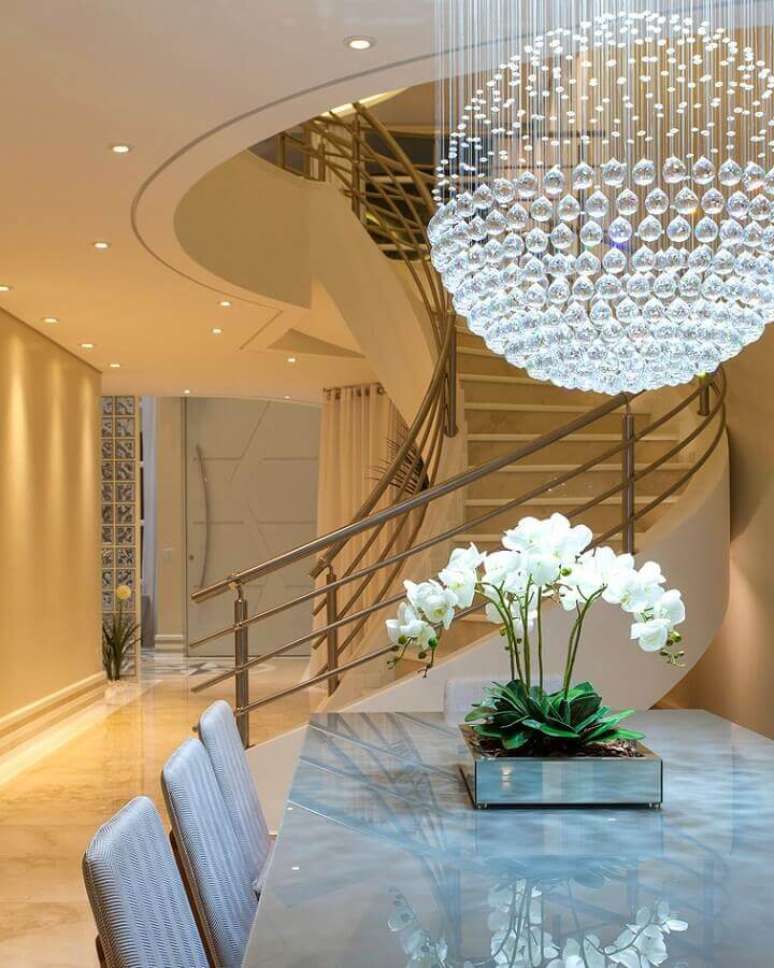 44. Alguns modelos de lustre de cristal redondo s&atilde;o bem modernos &ndash; Foto: Iara Kilaris Decoradora