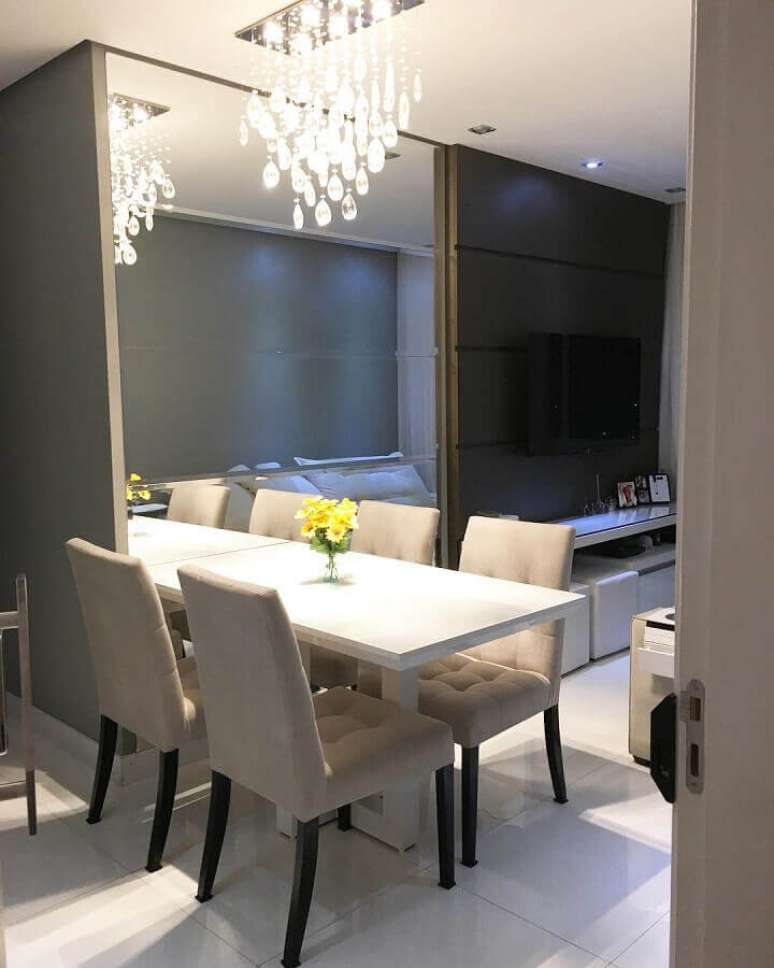 46. Decora&ccedil;&atilde;o com lustres de cristal para sala de jantar pequena integrada com sala de estar &ndash; Foto: Meu Apto 25