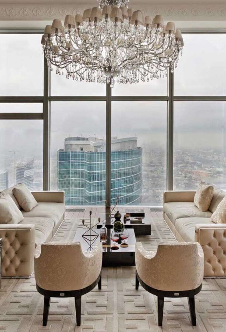 47. Decoração em tons neutros com lustre de cristal para sala com ampla janela com visão panorâmica – Foto: Pinterest