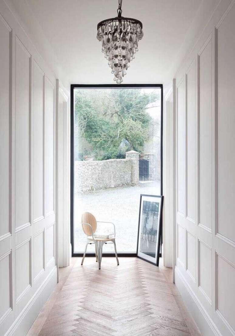 51. J&aacute; pensou em dar um up na decora&ccedil;&atilde;o de seu corredor com um lustre de cristal? &ndash; Foto: Pinterest