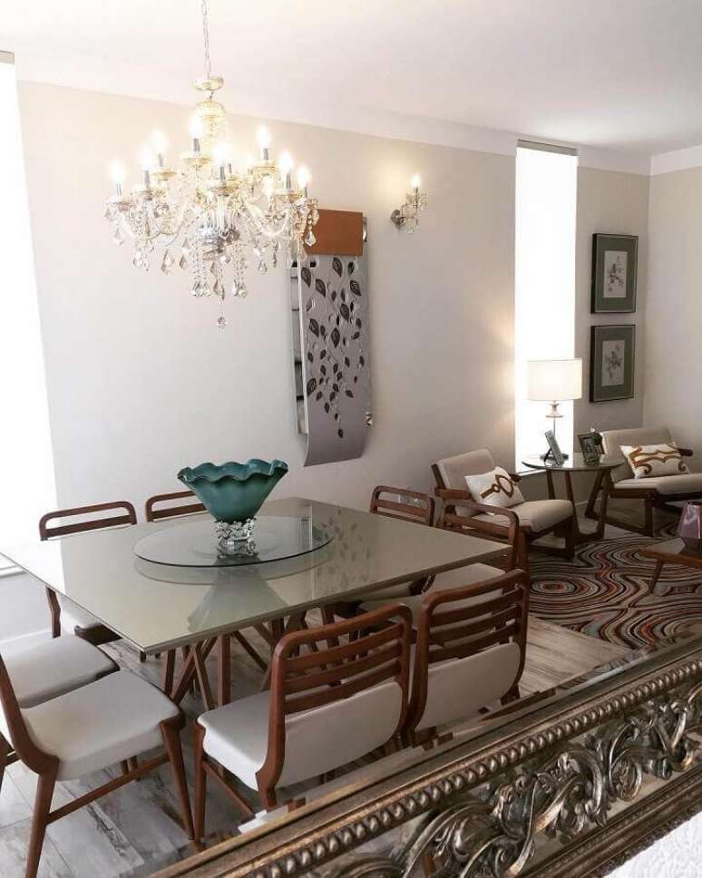 50. Na sala de jantar &eacute; bem comum que o lustre de cristal fique posicionado sobre o centro da mesa &ndash; Foto: Arte Nova Interiores