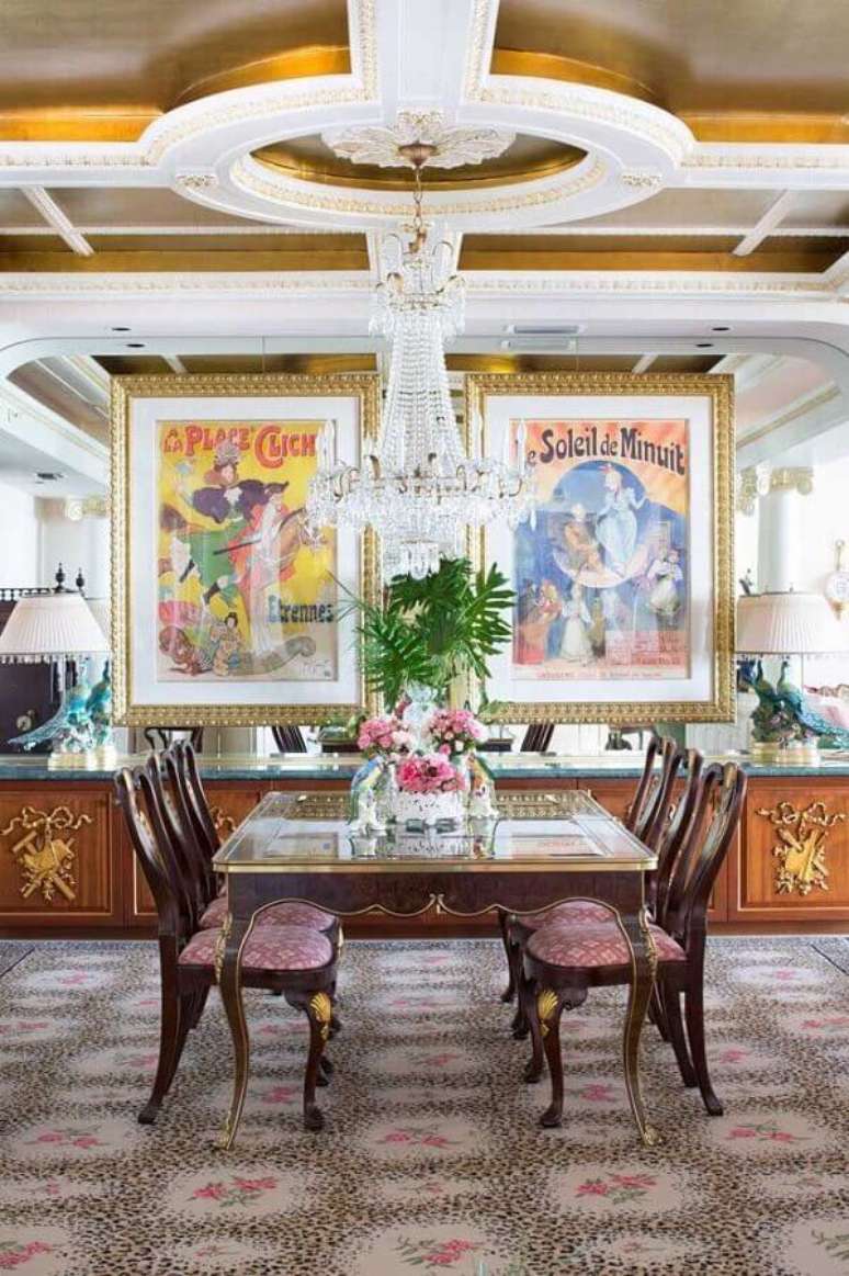 55. O lustre de cristal &eacute; um item indispens&aacute;vel para decora&ccedil;&atilde;o de ambientes com estilo cl&aacute;ssico &ndash; Foto: Sarasota Magazine