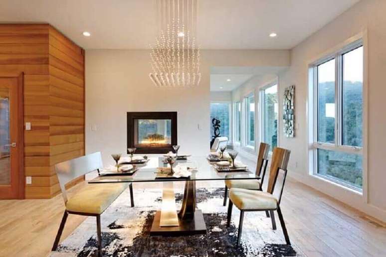 57. Modelo moderno de lustre de cristal para decoração de sala de jantar ampla com tapete preto e branco – Foto: Architizer