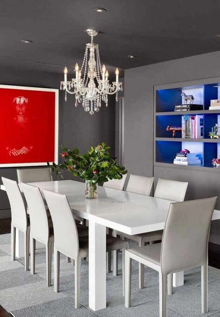 60. Decoração moderna com lustre pendente cristal para sala de jantar cinza com quadro vermelho – Foto: Pinterest