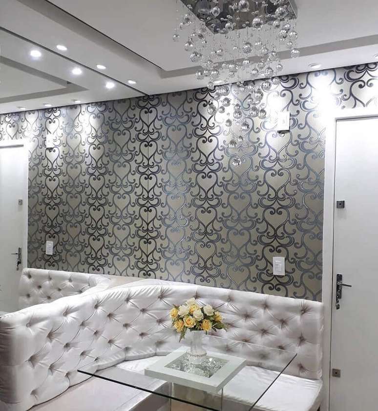 61. Lustres de cristal para sala de jantar pequena decorada em tons de cinza com canto alemão e papel de parede – Foto: Nosso Apê 114