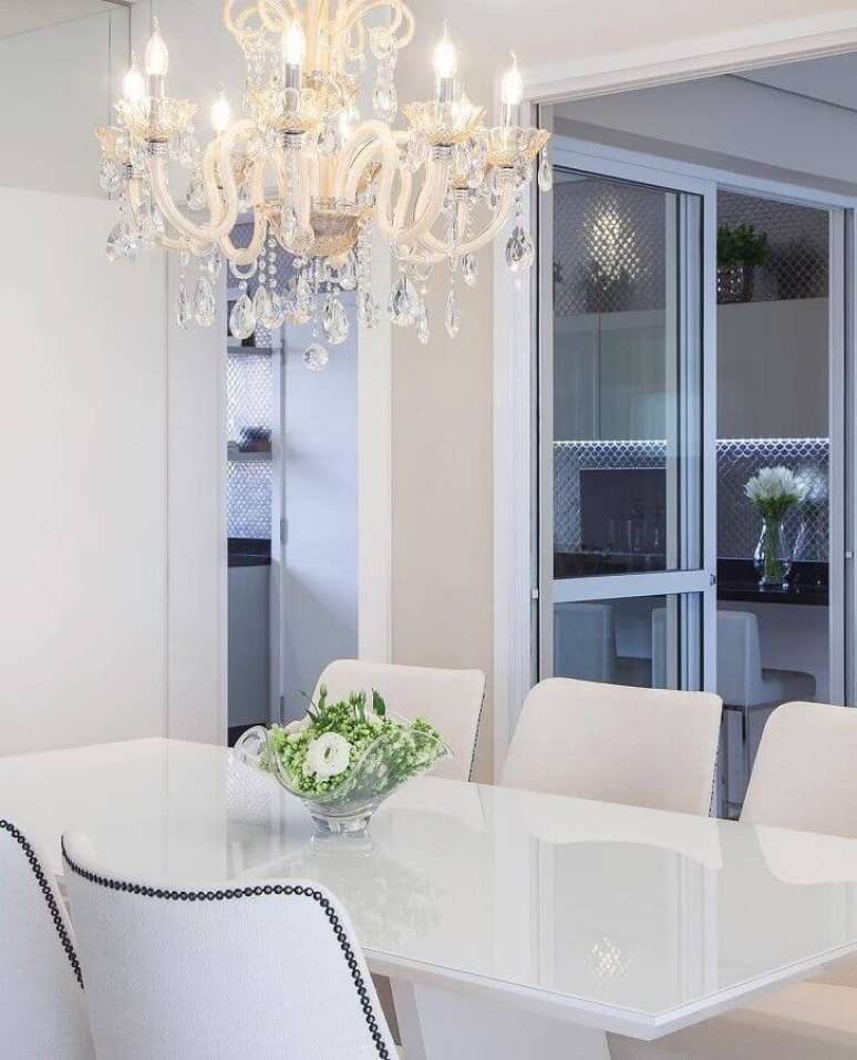 63. Lustre de cristal para sala de jantar toda branca – Foto: Monise Rosa Arquitetura