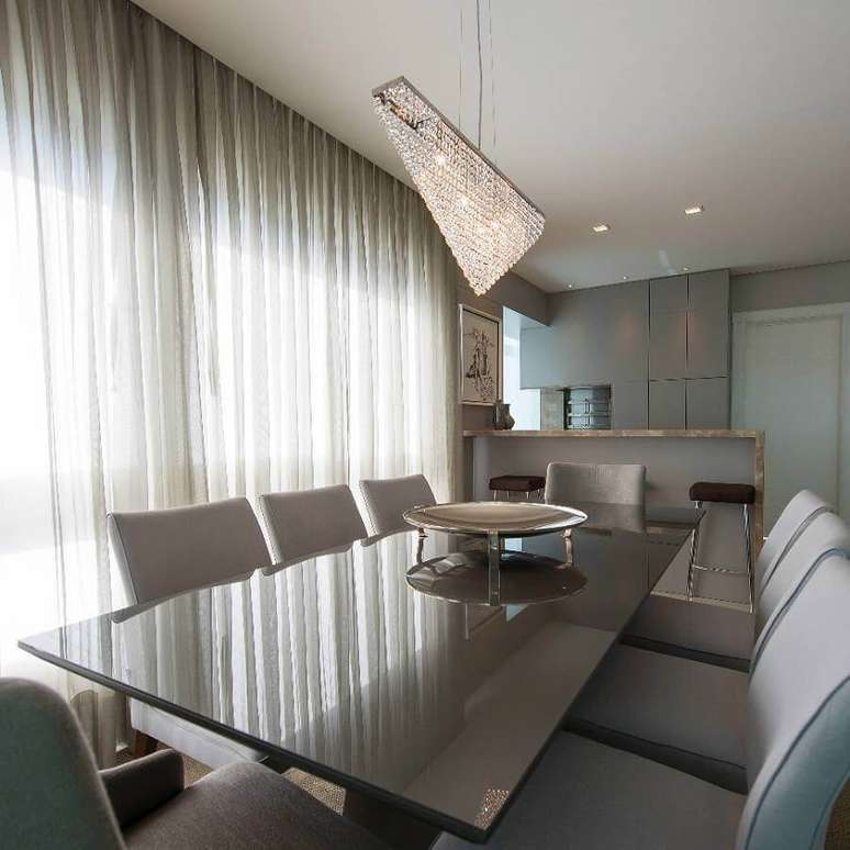 64. Modelo de lustre de cristal moderno para decoração de sala de jantar moderna – Foto: Izabela Pagani Arquitetura