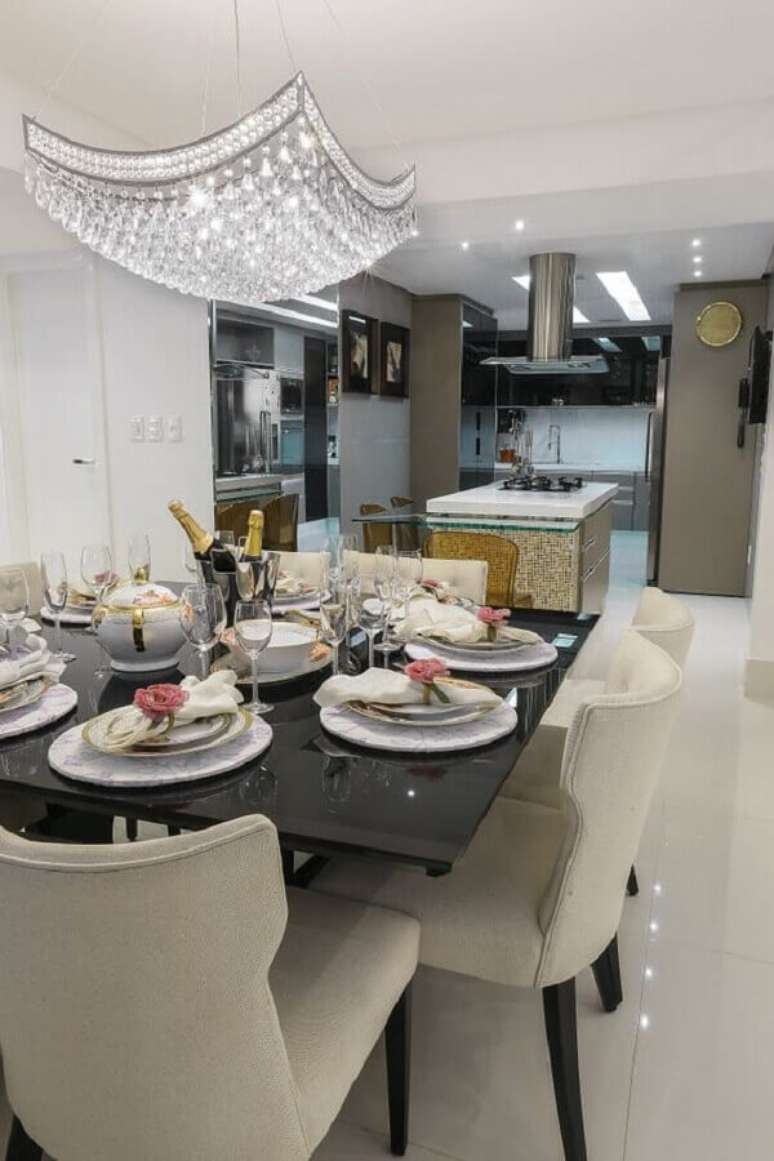 65. H&aacute; alguns modelos de lustre de cristal bem diferentes para compor a decora&ccedil;&atilde;o de diversos ambientes &ndash; Foto: Pinosy