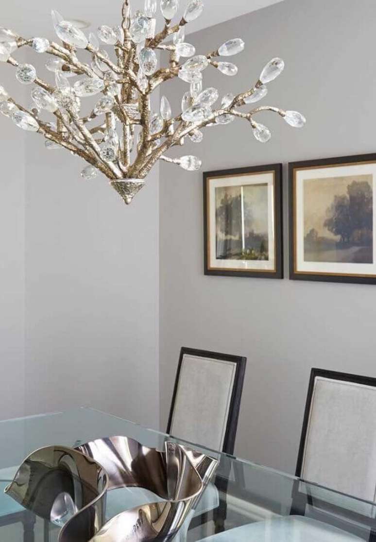 66. Modelo diferente de lustre de cristal com estrutura met&aacute;lica &ndash; Foto: Homedit