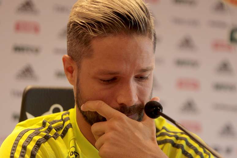 Diego se emociona durante entrevista coletiva antes do treino do Flamengo no Centro de Treinamento Ninho do Urubu, na Zona Oeste do Rio, nesta terça-feira (12), ao lembrar a tragédia que matou dez atletas, de 14 a 16 anos, no alojamento