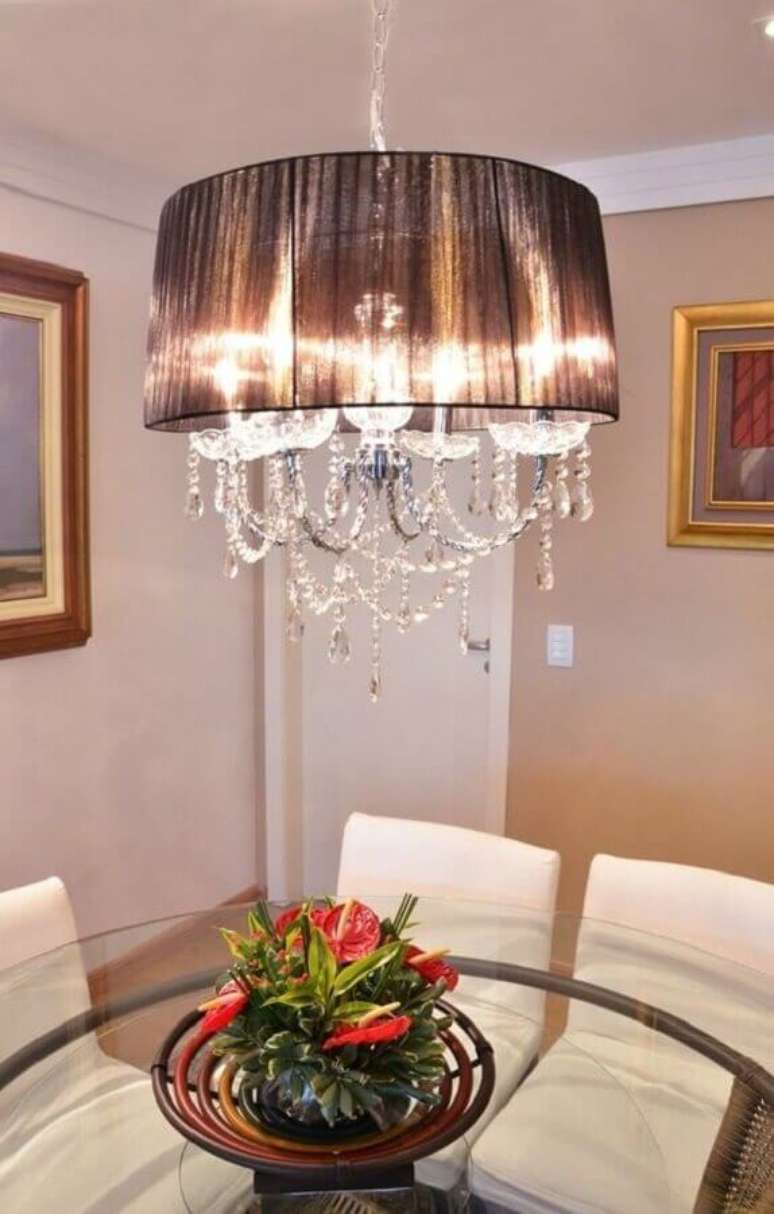 4. Decoração com lustre de cristal com cúpula para sala de jantar com mesa de vidro – Foto: IluminiFast