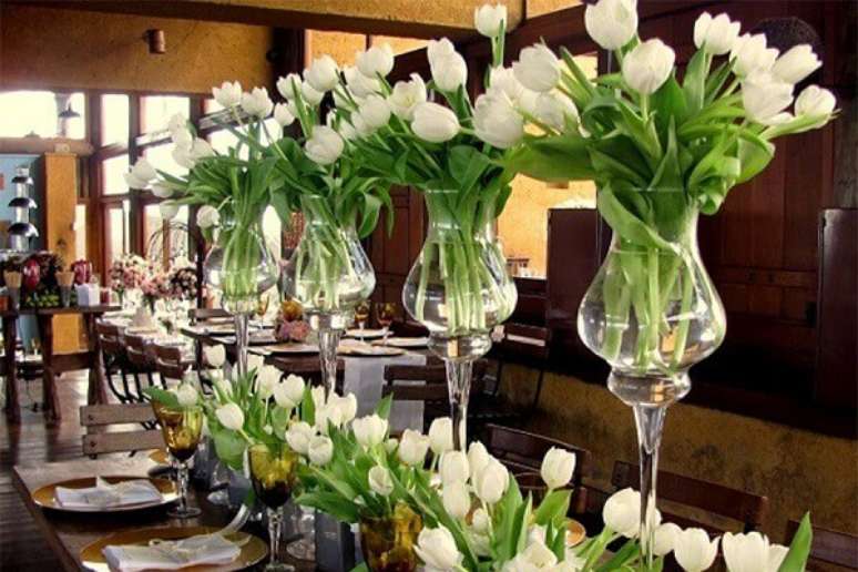 12- A flor tulipa branca é muito utilizada para enfeitar cerimônia de casamento requintado. Fonte: Universo das Noivas