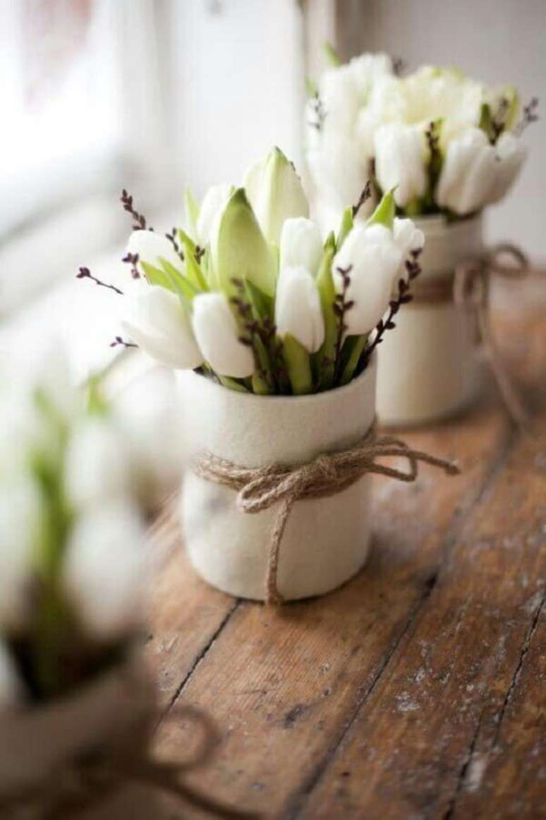 16- O arranjo com a flor tulipa na cor branca pode ser uma ótima opção para centros de mesa. Fonte: Pinterest
