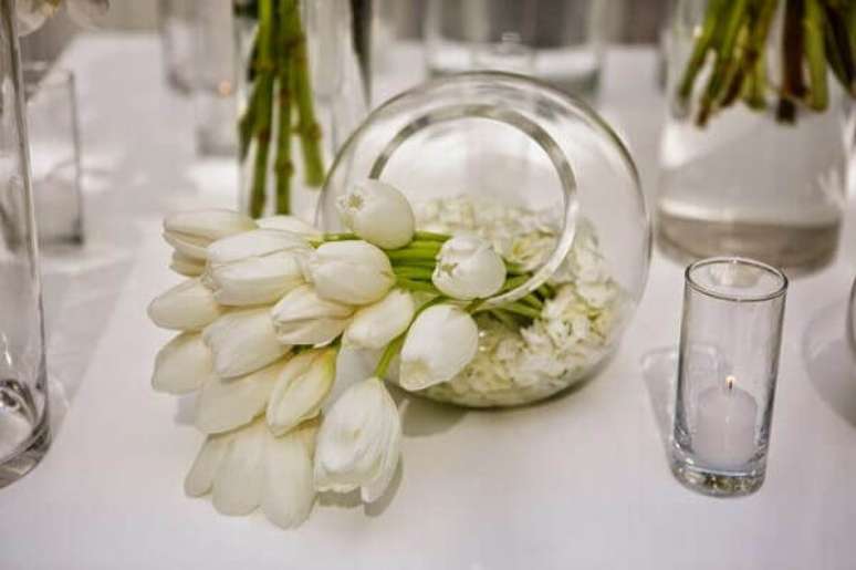 20- Na mesa para eventos, a tulipa tem um local de destaque na decoração. Fonte: Casamentos