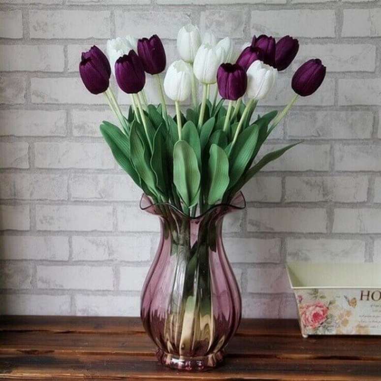 5- O vaso em tom roxo e dourado combina com as tulipas do arranjo. Fonte: AliExpress
