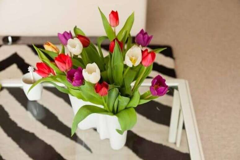 8- Os vasos com tulipas coloridas são ideais para decorar ambientes em estilo clean. Fonte: Pinterest