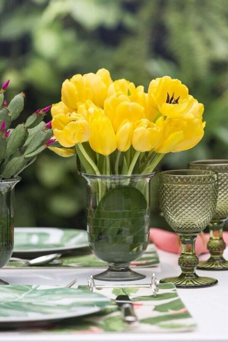 22- A tulipa amarela é ótima para decorar o centro de mesa em ambientes abertos. Fonte: Pinterest