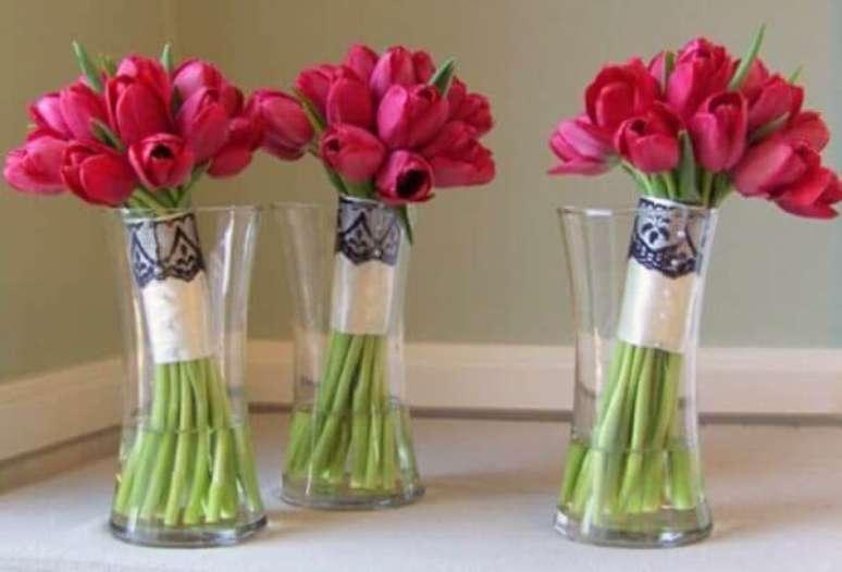 23- Na decoração de festas, os centros de mesa foram executados com buquês de tulipa vermelha. Fonte: Pinterest