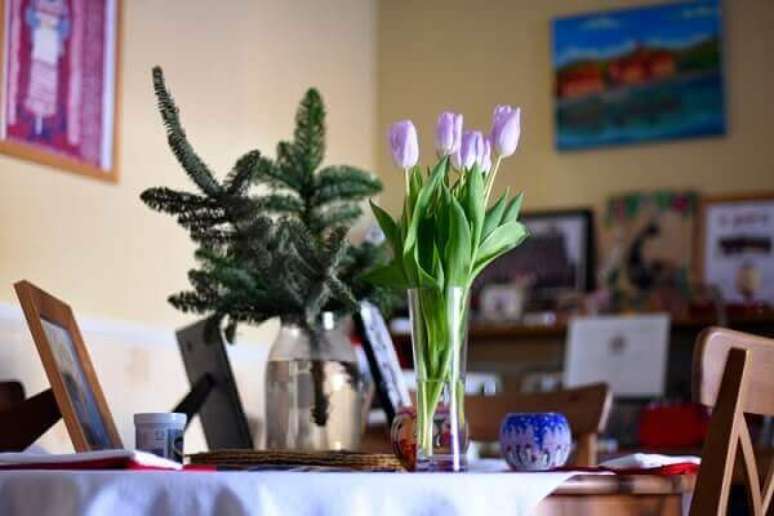 24- A delicadeza da tulipa enfeita a sala de jantar. Fonte: Pinterest