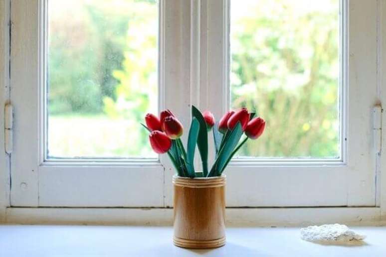 3- Como cuidar de tulipas depende da temperatura em locais de clima extremamente quente e seco, coloque pedras de gelo no vaso. Fonte: Colin Maynard