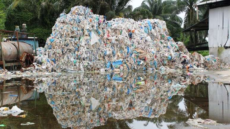 A cidade de Jenjarom agora se tornou sinônimo de resíduos plásticos