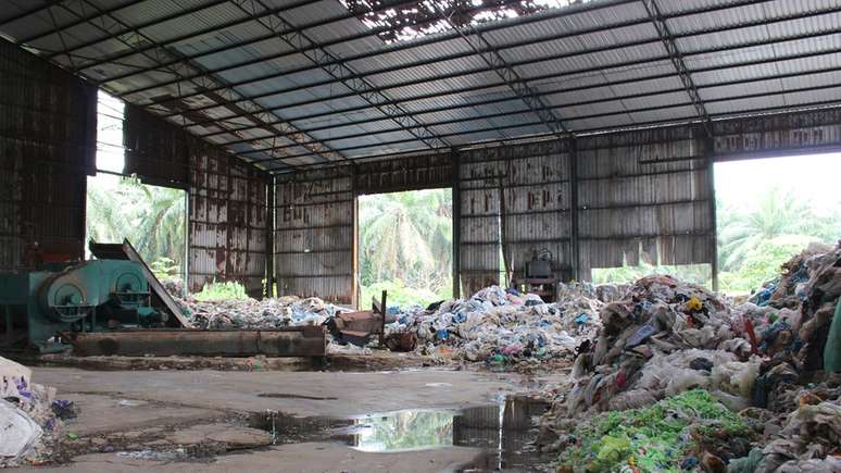 Uma usina de reciclagem abandonada em Kuala Langat