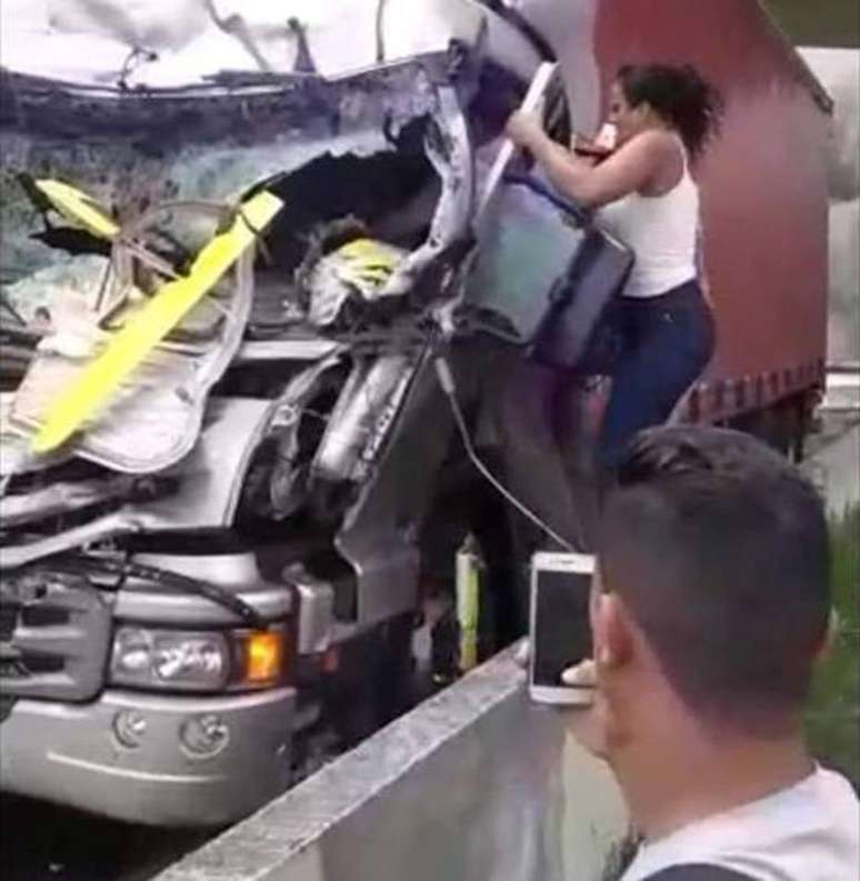 Imagens mostram mulher ajudando motorista cujo caminhão foi atingido por helicóptero em que estava Ricardo Boechat.