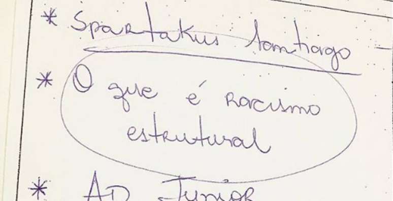 Para a profissional de saúde, rapaz precisava se reconhecer enquanto homem negro por meio de referências da negritude nas áreas literárias e sociológicas.