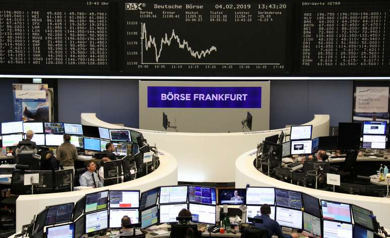 Operadores durante pregão na Bolsa de Frankfurt, na Alemanha
04/02/2019
REUTERS/Staff 