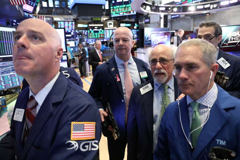 Operadores conferem cotações na Bolsa de Valores de Nova York. 13/2/2019. REUTERS/Brendan McDermid -