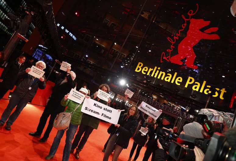 manifestantes protestam contra a Netflix no Festival de Berlim. 13/2/2019. REUTERS/Fabrizio Bensch