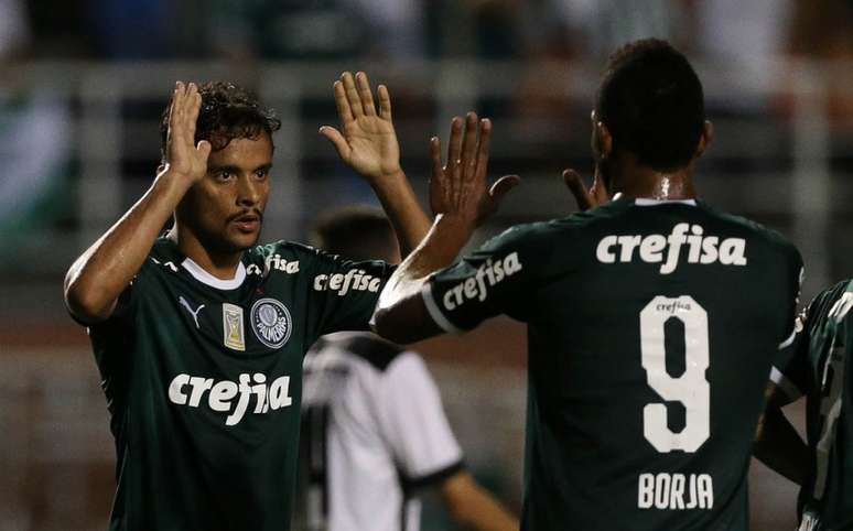 Gustavo Scarpa e Borja sofreram com a violência do Bragantino no jogo de segunda-feira (Divulgação/Palmeiras)