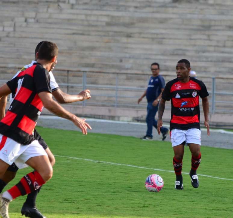 Dedé, em ação pelo Campinense: são quatro jogos e um gol marcado (Foto: Divulgação)