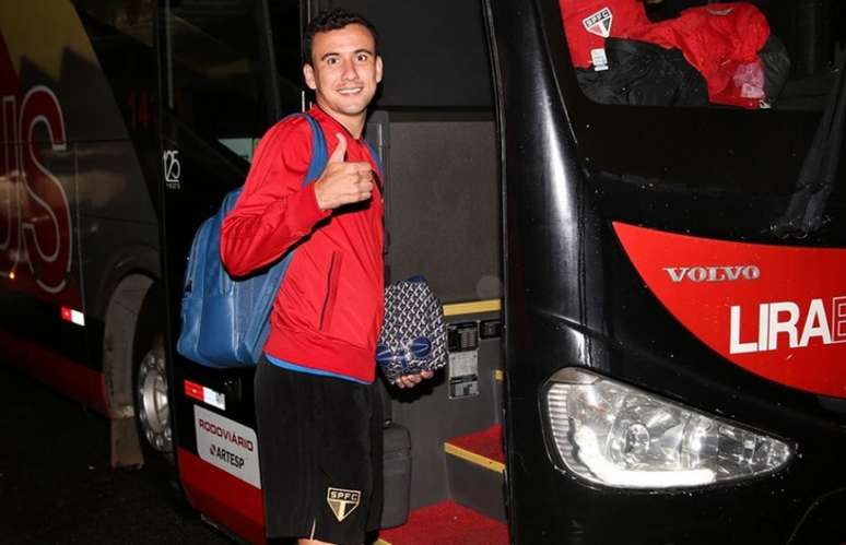 Atacante Pablo acena antes de entrar em ônibus a caminho de Cotia (FOTO: Rubens Chiri/ saopaulofc.net)