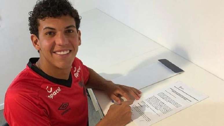 O atacante Bruno Leite vive momento especial na temporada e renovou contrato com o Athletico (Foto: Divulgação)