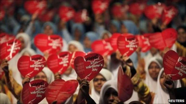 Dia de São Valentim é famoso até mesmo em alguns países muçulmanos - onde gera polêmica e protestos, muitas vezes