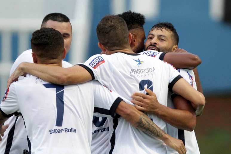 Jogadores do Aparecidense comemoram gol contra a Ponte Preta