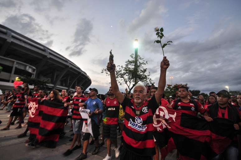 Torcedores prestam homenagem às vítimas do incêndio no alojamento do CT do Flamengo, dando volta no estádio Maracanã